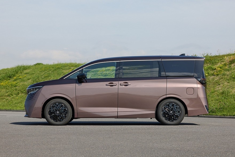 Минивэн Nissan Elgrand нового поколения показали живьём перед скорым запуском