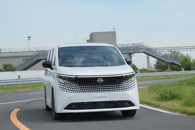 Минивэн Nissan Elgrand нового поколения показали живьём перед скорым запуском