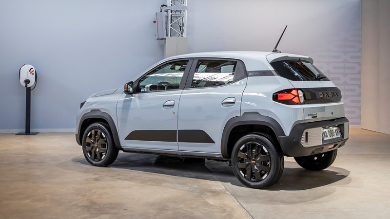 Dacia New Spring показался на первых тизерах: угловатый кузов и техника от Renault Twingo