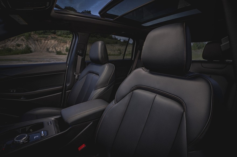 Jeep анонсировал новый Cherokee Trailhawk: первый тизер
