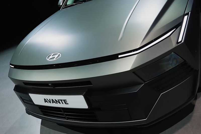 Седан Hyundai Elantra нового поколения с крутым дизайном показали живьём