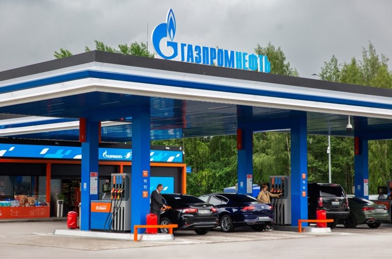 Заправку автомобиля на АЗС «Газпром нефти» можно оплатить в приложении Единой карты петербуржца