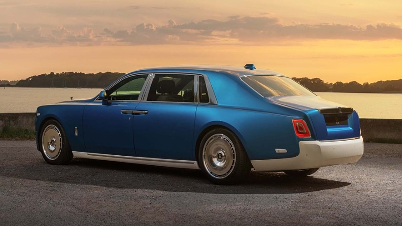 Rolls-Royce подготовил «сухопутную яхту»: представлен Phantom Regatta