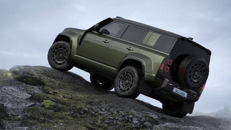 Внедорожник Land Rover Defender получил пересмотренную моторную гамму