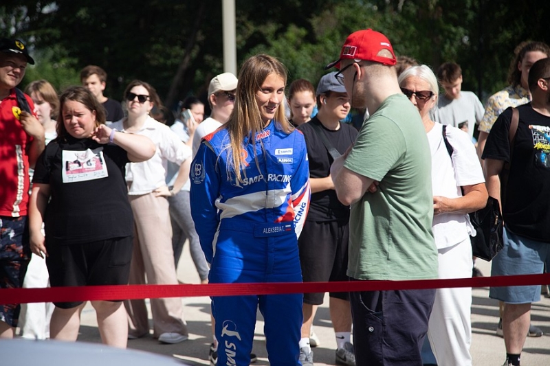 Гонка на российском болиде в самом центре Москвы
