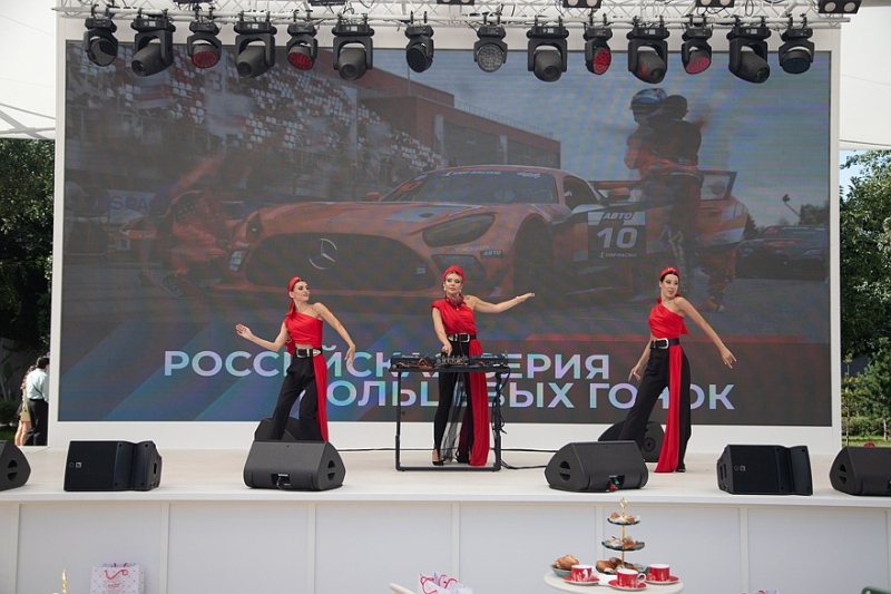 Гонка на российском болиде в самом центре Москвы