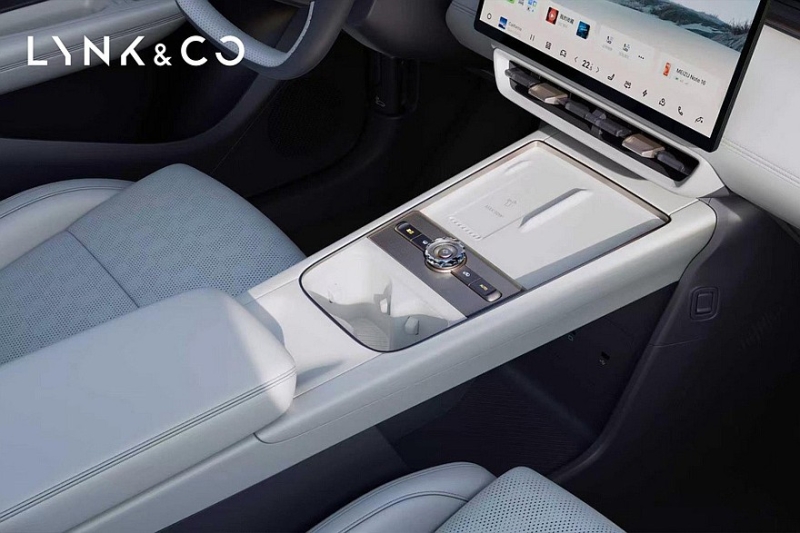 Кроссовер Lynk & Co Z20 сменил имя, преобразился снаружи и внутри и стал безопаснее