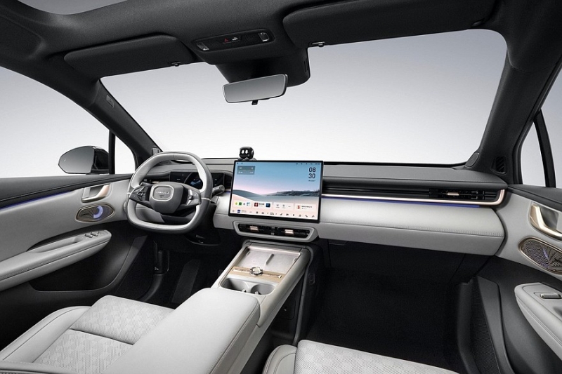 Кроссовер Lynk & Co Z20 сменил имя, преобразился снаружи и внутри и стал безопаснее