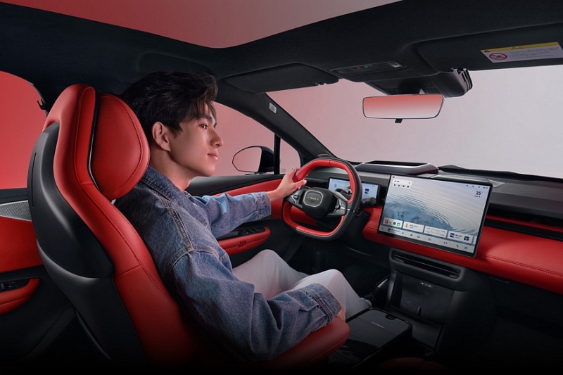 Кроссовер Lynk & Co Z20 сменил имя, преобразился снаружи и внутри и стал безопаснее