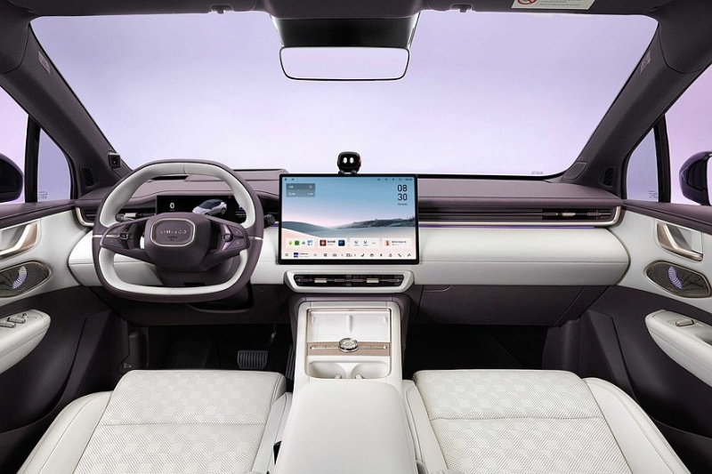 Кроссовер Lynk & Co Z20 сменил имя, преобразился снаружи и внутри и стал безопаснее