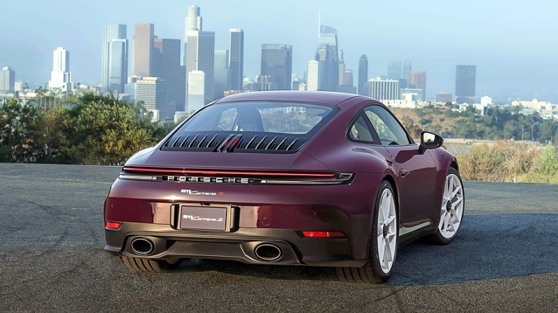 По заявкам трудящихся: Porsche 911 Carrera S снова доступен на «механике», но есть нюанс