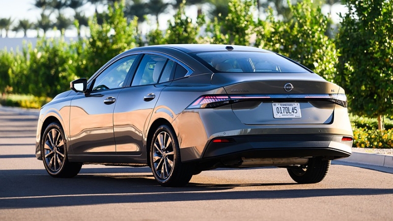 Седан Nissan Sentra слегка обновился и получил &laquo;затемнённую&raquo; версию