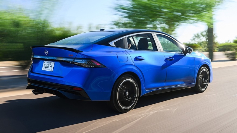 Седан Nissan Sentra слегка обновился и получил &laquo;затемнённую&raquo; версию