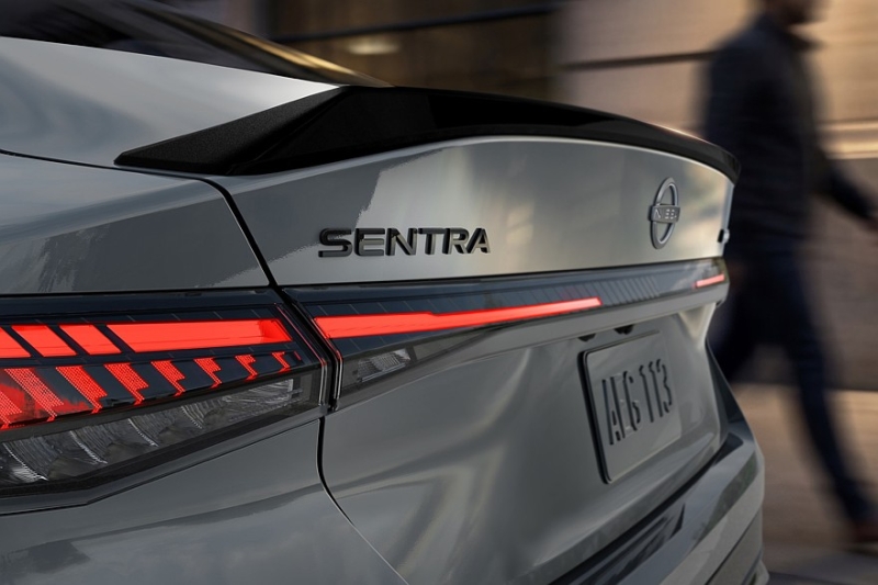 Седан Nissan Sentra слегка обновился и получил &laquo;затемнённую&raquo; версию