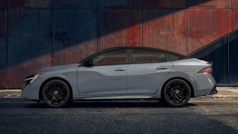 Седан Nissan Sentra слегка обновился и получил &laquo;затемнённую&raquo; версию