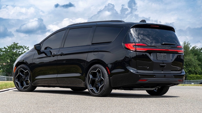 Stellantis подготовил пару концептов на базе обновлённого минивэна Chrysler Pacifica