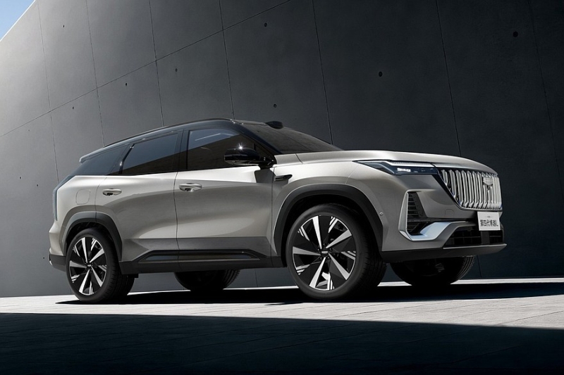 Бензиновый Geely Atlas: корректировка внешности, новый мотор и расширенное оснащение