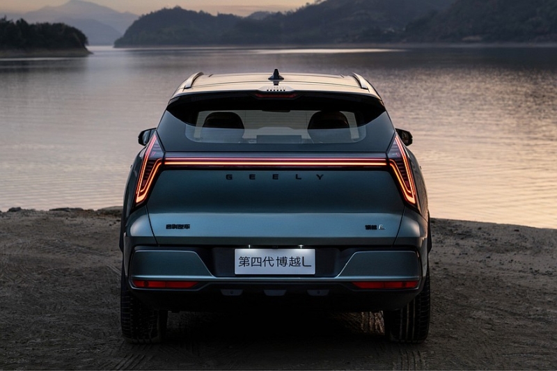 Бензиновый Geely Atlas: корректировка внешности, новый мотор и расширенное оснащение