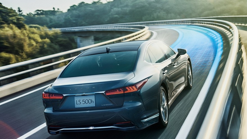 Флагманский седан Lexus LS получил несколько обновок, цены известны