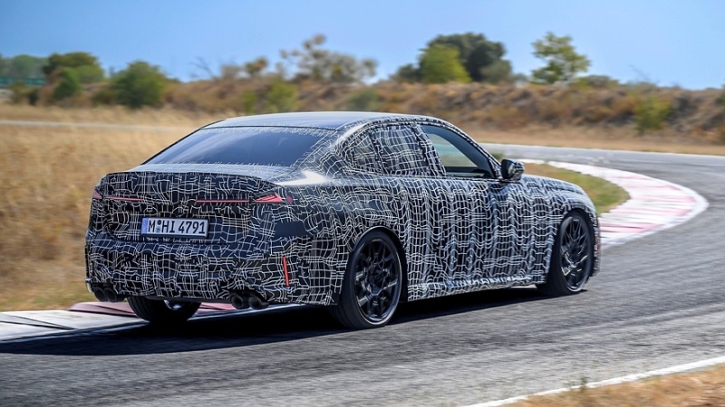 Новая бензиновая &laquo;трёшка&raquo; BMW готовится к премьере: дрифт-режим и дизайн в стиле i3