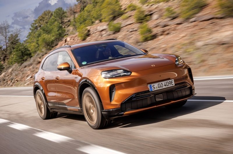 Обновки для Porsche Cayenne Electric: аудиомассаж, электродвери и зарядка без розетки