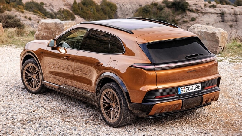 Обновки для Porsche Cayenne Electric: аудиомассаж, электродвери и зарядка без розетки