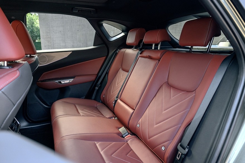 Обновлённый Lexus NX: упрощённый салон с парфюмом и настроенное на Нюрбургринге шасси