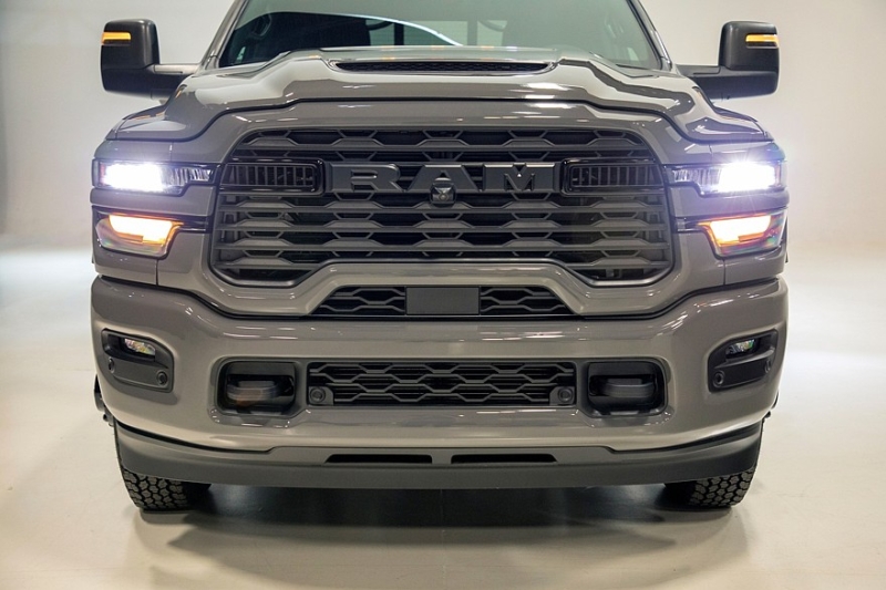 Ram Chassis Cab Night Edition: стильный ночной работяга с паровозной тягой