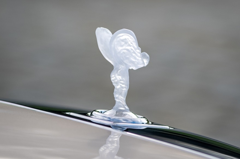 Rolls-Royce создал уникальный Phantom Hummingbird с инкрустацией из ракушек
