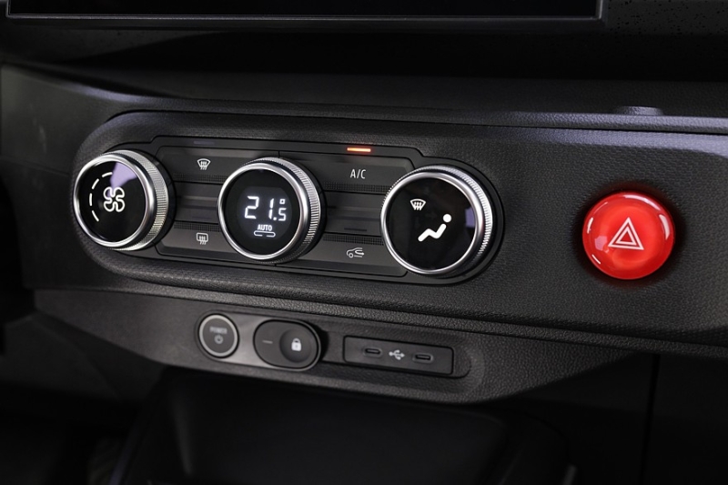 Новый Renault Twingo полностью рассекречен: дёшево, весело, но недалеко (до 263 км)